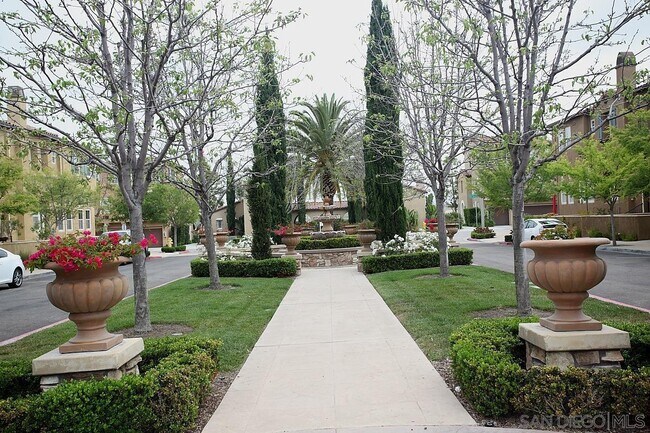 Foto del edificio - 13325 Via Costanza