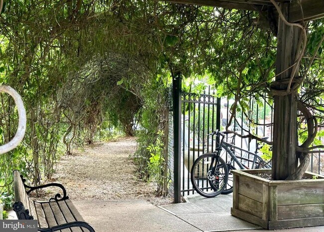 Foto del edificio - 8380 Greensboro Dr