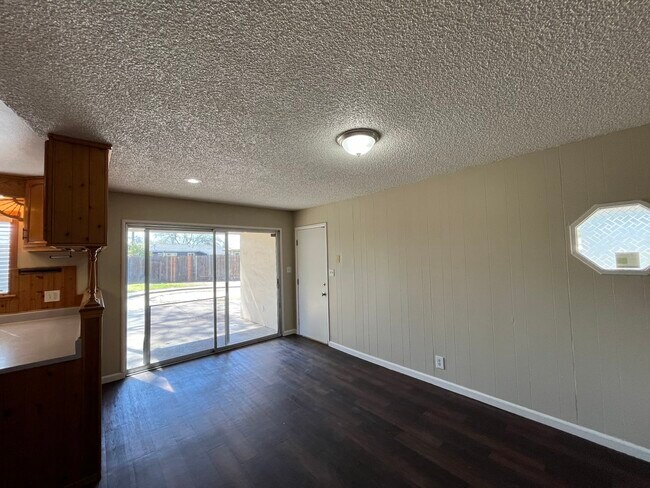 Building Photo - 8308 Begonia Ct