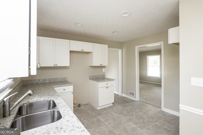 Foto del edificio - 680 N Kingsley Dr