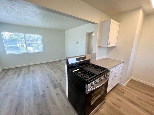 Foto del edificio - Upgraded 1 Bed / 1 Bath Upstairs Unit in L...