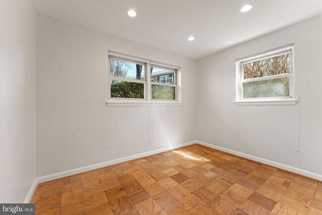 Foto del edificio - 6337 Beryl Rd