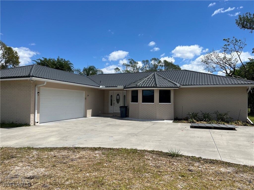Foto principal - 7239 Lake Dr
