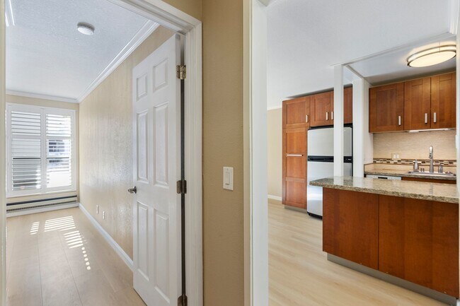 Foto del edificio - Exquisitely Updated, No Carpet 1bd/1ba in ...