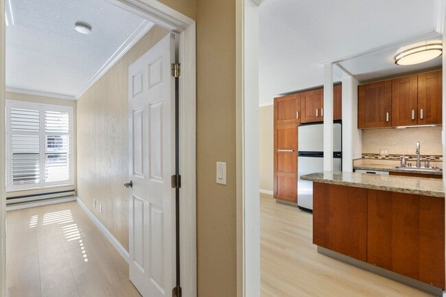 Building Photo - Exquisitely Updated, No Carpet 1bd/1ba in ...