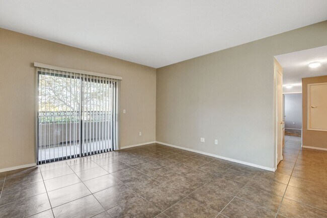 Foto del edificio - Beautiful downstairs 3 bdrm 2 Bath Condo w...