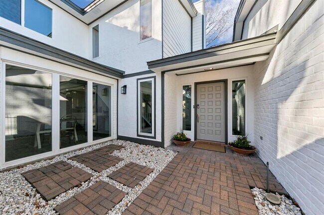Building Photo - 10342 Chevy Chase Dr