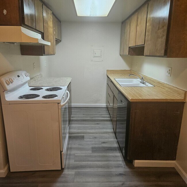 Building Photo - 2 Bedroom Townhouse