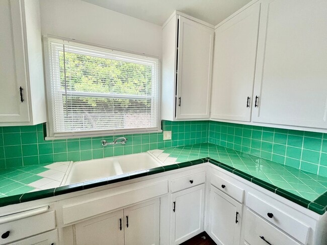 Building Photo - 3BR Home in Fairmount Park - Spacious Yard & Prime Location!