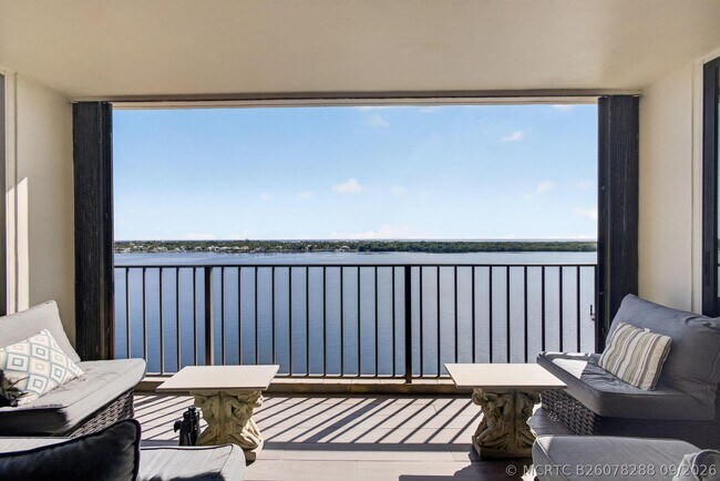 Foto del edificio - 126 Lakeshore Dr