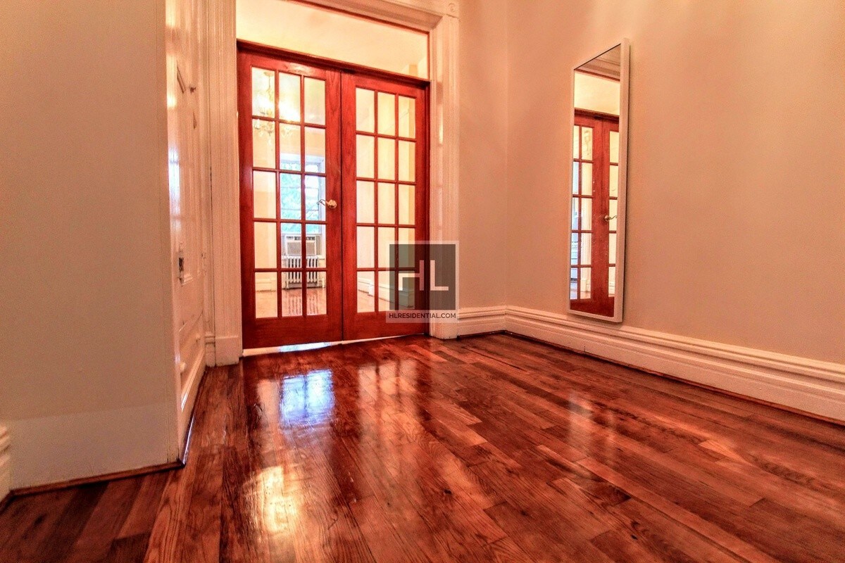 Primary Photo - 347 7th Ave