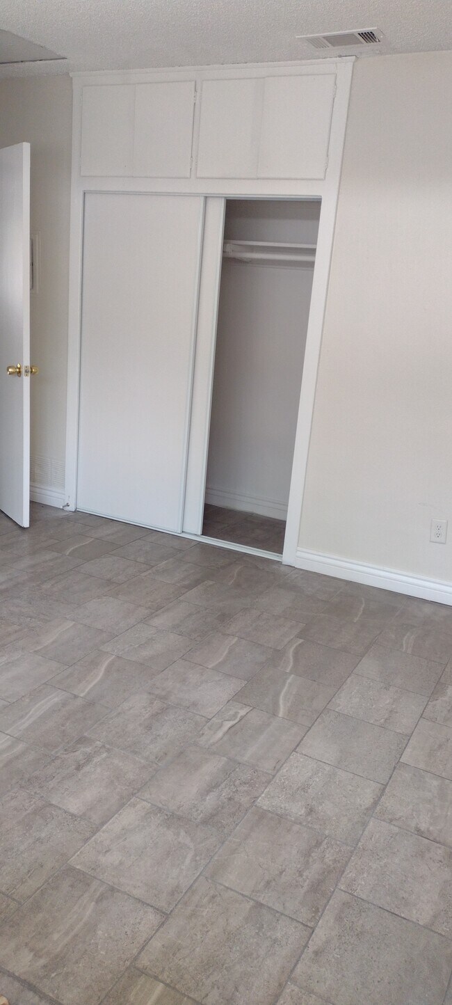 Foto del edificio - 1381 N Mountain View Ave