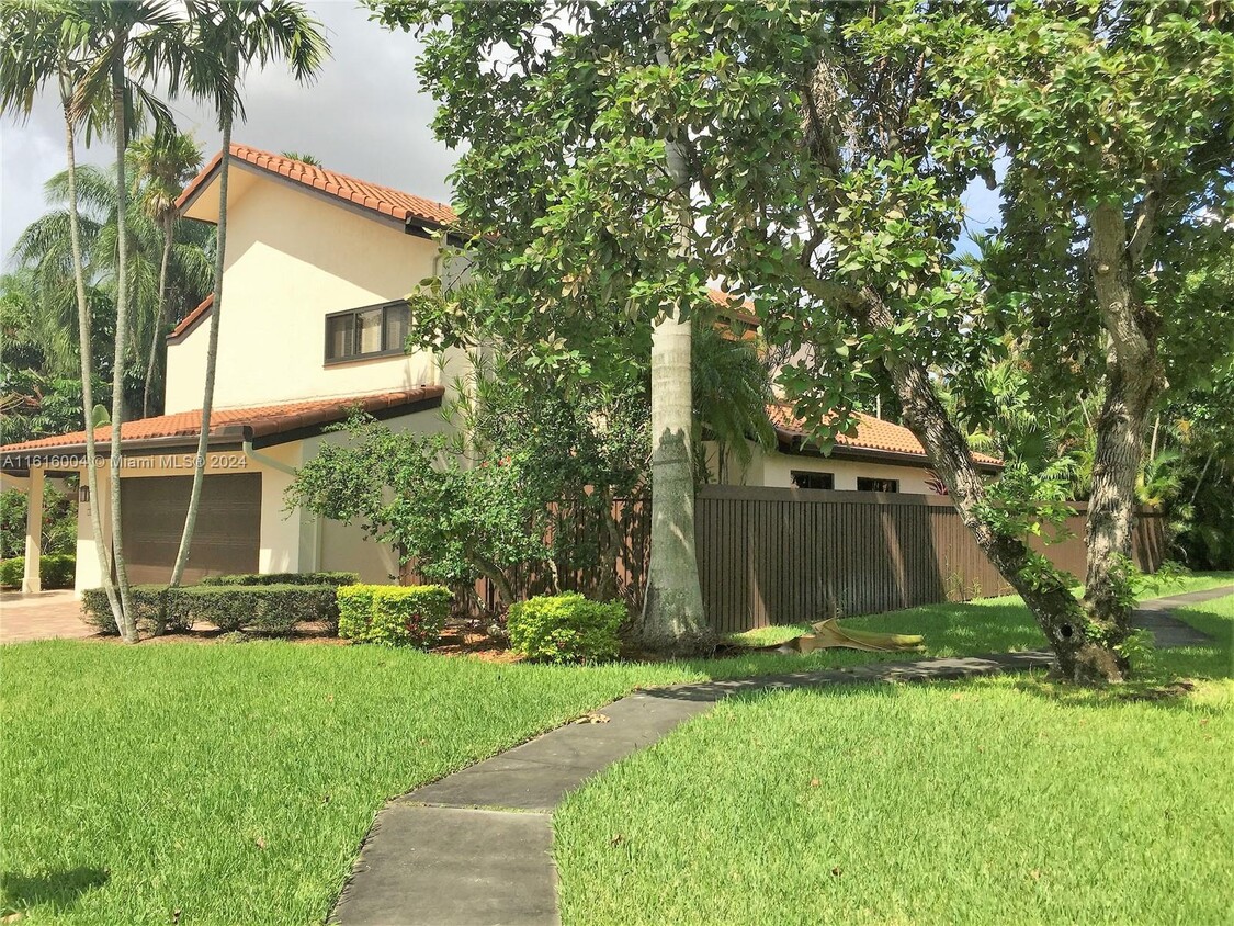 Foto principal - 3656 SW 57th Ave