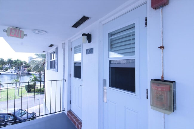 Building Photo - 470 Paradise Isle Blvd