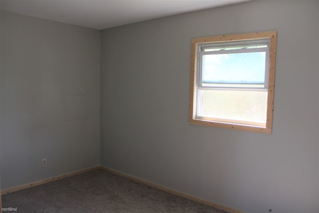 Building Photo - 3 br, 2 bath Apartment - 143 Burr Oak St