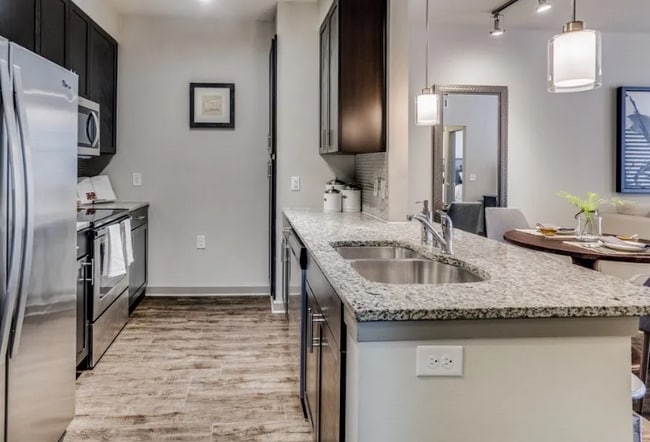 Building Photo - 926 E. 15th-77744