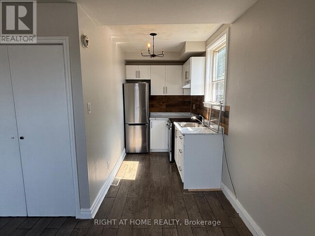 Building Photo - 503 Oakwood Ave