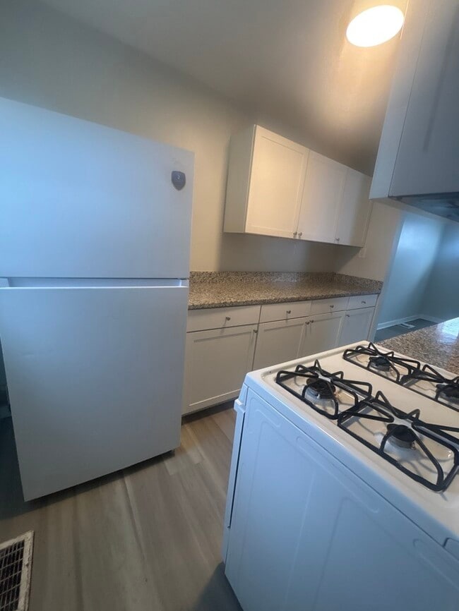 Building Photo - 3 bedroom 1 bath with garage