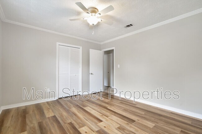 Foto del edificio - 587 Bobwhite Dr