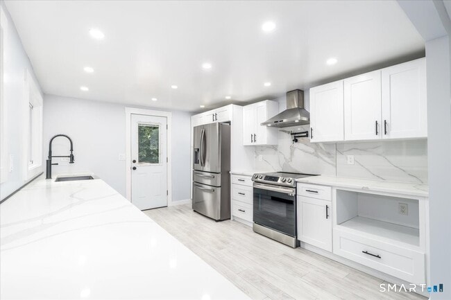 Foto del edificio - 48 Candlewood Lake Rd