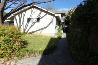 Building Photo - 2007 Tremont Ave