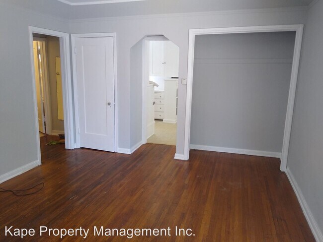 Building Photo - 530 N Sweetzer Ave