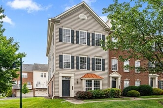 Building Photo - 208 Village Pl