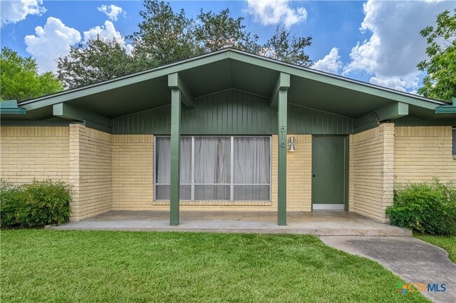 Building Photo - 516 W 14th St