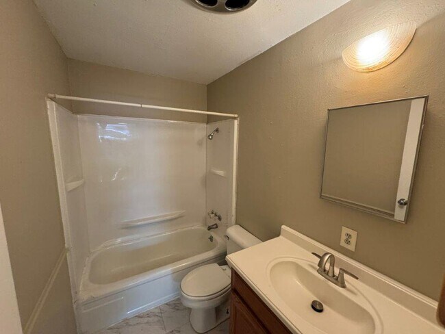 Foto del edificio - 3 bed, 1 bath home for rent in Moore near Santa Fe and NW 27th Street, New paint, and flooring!