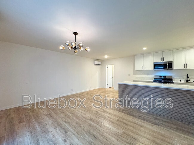 Building Photo - 606 Montana Ave