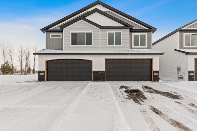 Building Photo - Stunning Townhome