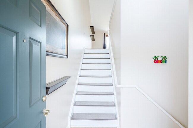 Building Photo - 1051 Park Hill Cir