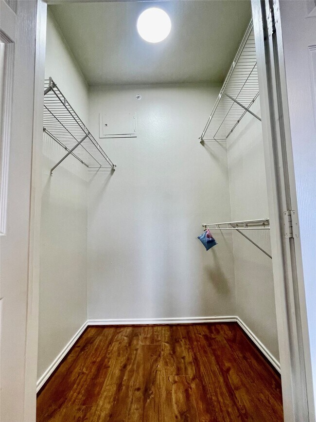 Foto del edificio - 2400 McCue Rd