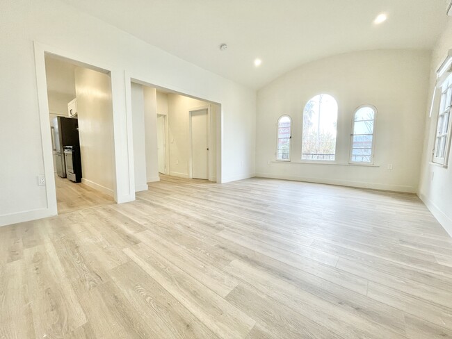 Building Photo - 836 N Alta Vista Blvd