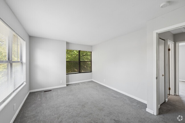 Casa adosada de 2 dormitorios y 1,5 baños - 1026 pies cuadrados - Primer dormitorio - Lexington Village Apartments
