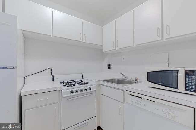 Building Photo - 950 25th St NW
