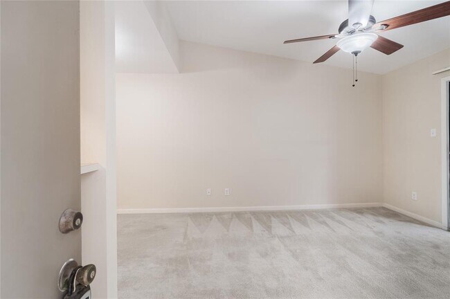 Foto del edificio - 2200 Pebblebrook Dr