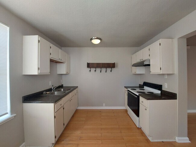Foto del edificio - 455 Eleanor Ave