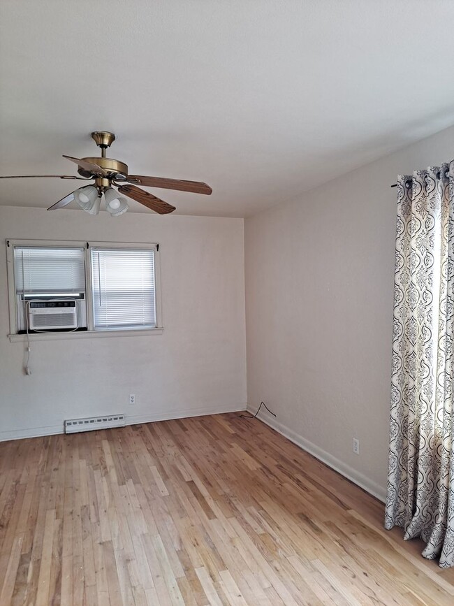 Building Photo - 949-4 Pendragon 426-426 1/2 Polk Street