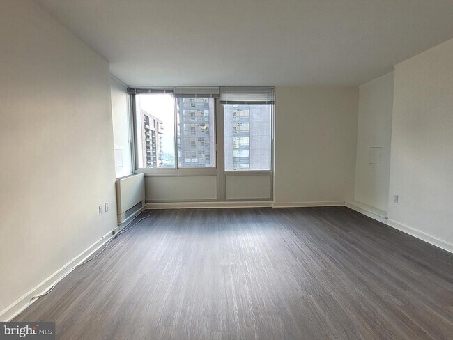 Foto del edificio - 604 S Washington Square