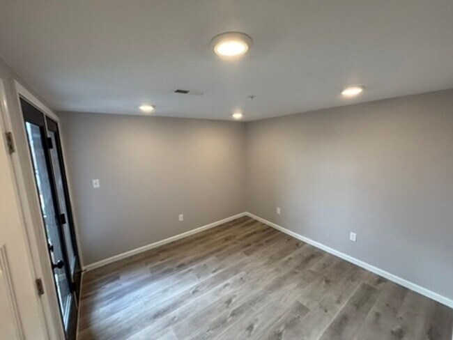 Foto del edificio - 235 E Market St