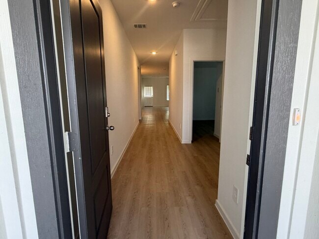 Foto del edificio - 523 Robin Ct