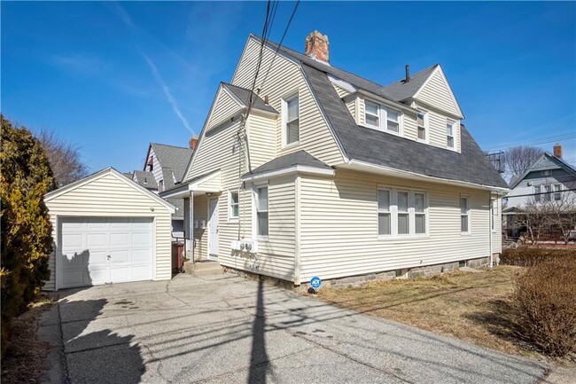 Building Photo - 73 Maple St