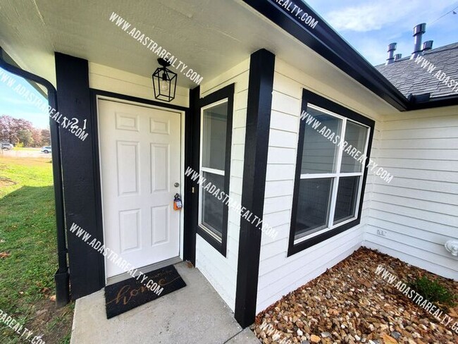 Building Photo - Gorgeous Remodeled Duplex in Baldwin City-...