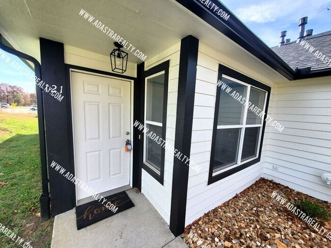 Building Photo - Gorgeous Remodeled Duplex in Baldwin City-AVAILABLE in MARCH!!