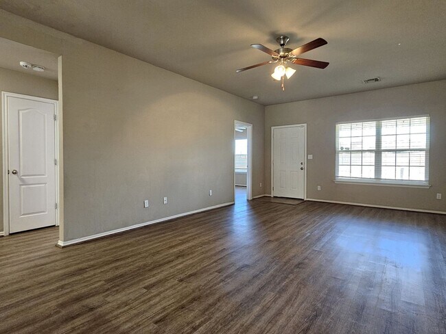 Building Photo - Available for Showing Now! 18-Month Lease ...