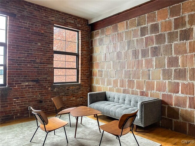 Building Photo - 412 Main St