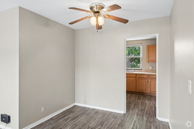 Apartamento renovado de 1 dormitorio y 1 baño - 600 pies cuadrados - Comedor - Knoxville Manor