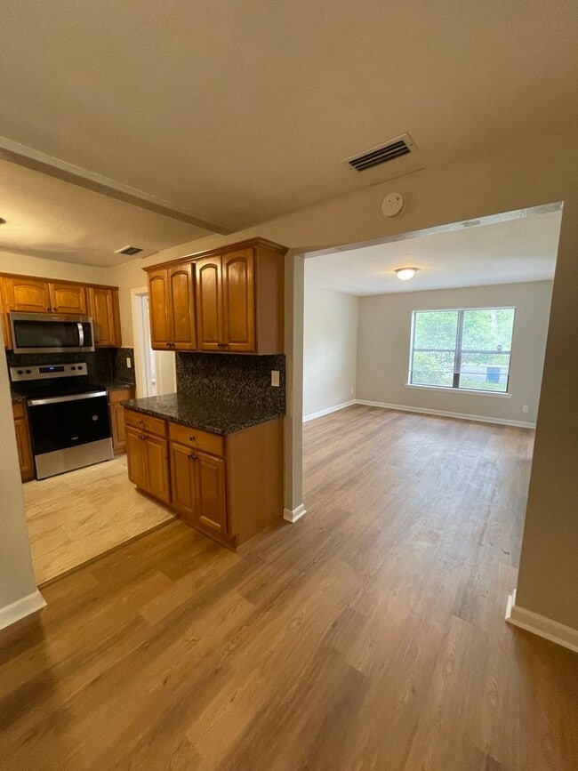 Building Photo - **4/2 Single Family home Available Now!!**