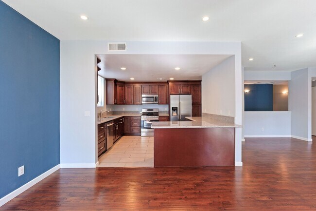 Granite kitchen w/ top of the line appliances - 5350 White Oak Ave